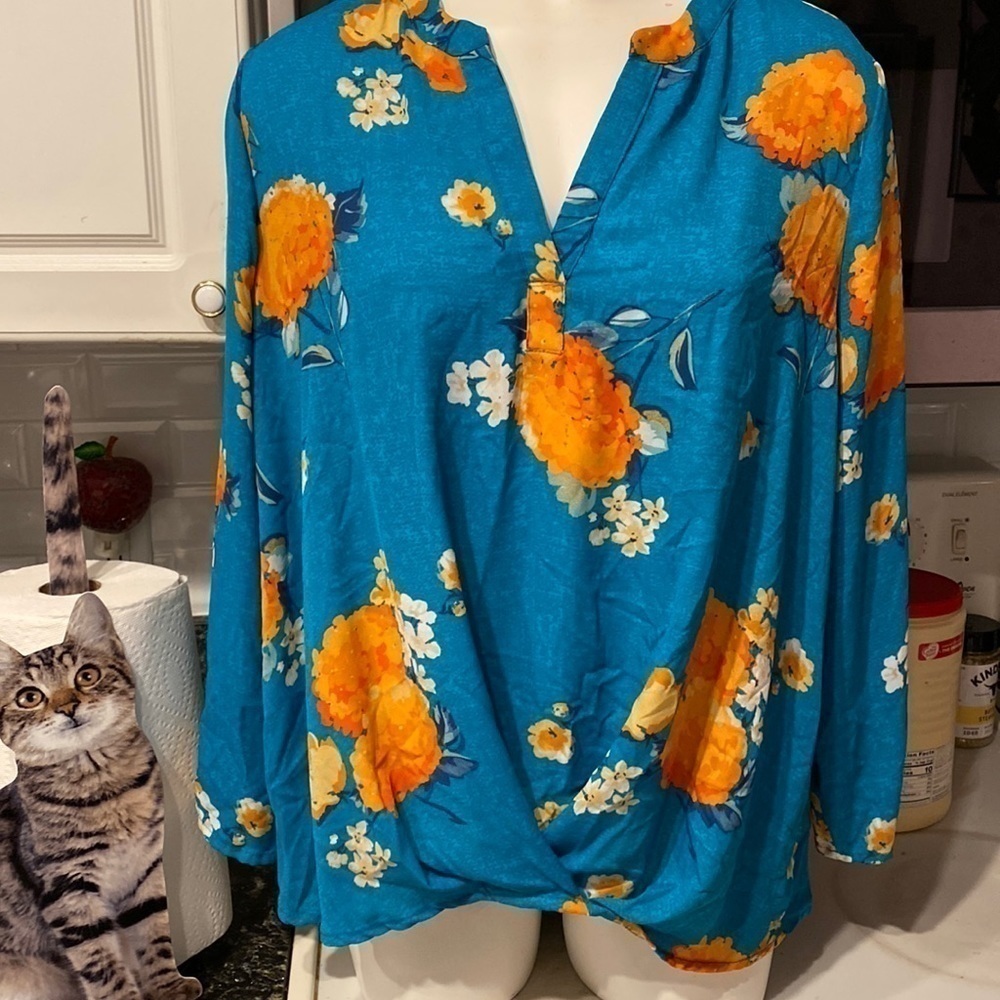 A womens Tacera 3-4  sleeve floral plus size blouse 1X